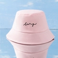 Cappello a secchiello in cotone rosa chiaro con ricamo nero corsivo minimalista - M / Rosa
