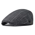Détail de la casquette plate à carreaux gris foncé montrant la texture et la boucle en métal - Réglable / Noir