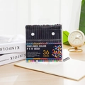 Set de 36 feutres de couleur 0,4mm présentés sur un bureau avec un carnet de notes - Ensemble de 36 couleurs