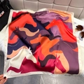Dettaglio di un foulard in seta con stampa equestre vintage e colori a contrasto di alta qualità - 65*65cm / Rosso (W-536)