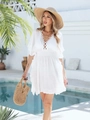 Détail de la robe de plage blanche à col en V avec broderie et volants élégants - Taille unique / Blanc