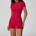 Tweeledige dieproze yoga set met slim-fit T-shirt met ronde hals en hoge taille shorts - S / Korte Mouw + Shorts / Frambozenrood