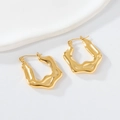 Dettaglio degli orecchini geometrici a onda dorati con texture in metallo liquido - Oro