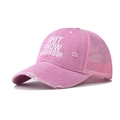 Detailansicht der pinkfarbenen Baumwollkappe im Distressed-Look mit Slogan und Mesh - Verstellbar / Rosa