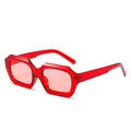 Gafas de sol poligonales rojas de moda con montura vintage gruesa y acabado traslúcido - Montura Roja Lente Roja