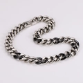 Detalle del collar de cadena cubana en metal plateado y negro con eslabones pulidos - Collar Plata/Negro