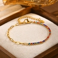 Vista macro del bracciale in oro inox con zirconi colorati e ciondolo a cuore - Oro/Zirconia Multicolore
