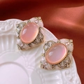 Dettaglio dell'orecchino vintage con gemma rosa e rilievo dorato su seta rossa - Rosa (Ago d'argento - Base dorata)
