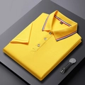 Détail d'un polo jaune en coton avec col rayé et boutons blancs sur fond sombre - S / Jaune