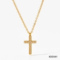Collana con ciondolo a croce dorata con zirconi chiari su una catena in acciaio inossidabile - Collana d'oro (KDD341)