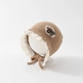 Détail d'un bonnet tricoté pour bébé avec bordure en dentelle blanche et nœud décoratif - 48cm (6-20 Mois) / Khaki