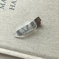 Eleganter Haarclip mit Spitzendruck und silberner Metallbasis in 45-Grad-Seitenansicht - Weiß