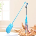 Blauer Katzenstab mit bunten Federn und Glocken im interaktiven Spiel mit einer Katze - Blau