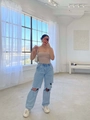 Detailansicht hellblaue Destroyed-Jeans mit weitem Bein und großen Rissen am Knie - L / Himmelblau