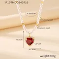 Collar de perlas sintéticas con colgante de corazón de circón rojo en acero dorado - Oro-Zirconia Roja