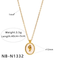 Detail der goldenen Tulpen-Halskette mit weißem Inlay, Maßen und Kettenangaben auf Weiß - Gold Geprägter Ovaler Anhänger (NB-N1332)