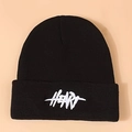 Bonnet en maille noir classique avec broderie HEART blanche au style coréen minimaliste - Noir