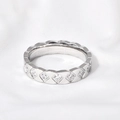 Nahaufnahme eines silbernen Rings mit Rautenmuster und Zirkonia auf weißem Stoff - US 7 / Silber