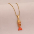 Détail macro du pendentif carpe koï en émail avec chaîne à billes dorée et œil rubis - Orange