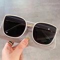 Occhiali da sole oversize da donna con montatura oro chiaro e custodia in velluto grigio - crema