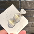 White shell-shaped heart hair clip with pearls and glitter on a display card - Double Shell Ice Heart / White