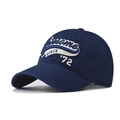 Dettaglio del ricamo 3D Awesome SINCE '72 su un cappello da baseball in cotone blu navy - Regolabile / Blu navy