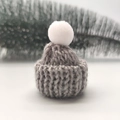 Mini-Strickmütze in Grau mit weißem Bommel für DIY-Puppen und Weihnachtsdekoration - Weißer Pompon / Hellgrau (Klein)