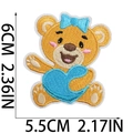 Dettaglio toppa ricamata a orsetto con dimensioni di 6 cm per 5,5 cm - Stile Orsetto con Fiocco (C23XX-12-05)