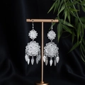 Dettaglio di orecchini lunghi con nappe argentate e motivi floreali traforati su supporto - Foglia di Fiore Traforata (E6073-21) / Argento