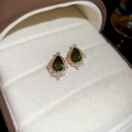 Macro di orecchini a goccia placcati oro 18k con pietra verde e zirconi bianchi - Perno in Argento Oro-Verde (Placcato in Oro Vero 18K)