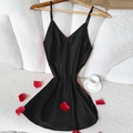 Klassisches schwarzes Satin-Slipkleid mit V-Ausschnitt und Spaghettiträgern auf weißem Vlies - S / Schwarz