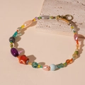 Dettaglio della collana di perle acriliche colorate con chiusura in metallo dorato - Collana Stella in Ceramica e Acrilico Colorato