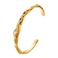 Détail du bracelet doré en forme de C avec texture martelée et zircone rectangulaire - Or + Zirconium blanc