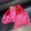 Écharpe en mohair dégradé rose et rouge avec franges sur un canapé en cuir noir - Patchwork Rose Prune
