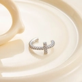 Ear cuff de plata con cruz y circonitas sobre una bandeja de cerámica crema minimalista - Estilo Cruz de Circonita (A134-2#)