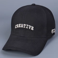 Dettaglio del ricamo 3D bianco su un cappellino da baseball nero in cotone twill - M (56-58cm) / Nero