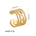 Macro-opname van goudkleurige gelaagde ring met textuur, afmetingen 13mm breed en 21mm hoog - Meerlaagse Getextureerde Ketting (R714_6) / Goud