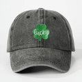 Detalle del bordado de trébol lucky en una gorra de béisbol de algodón lavado - Negro