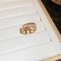 Dettaglio macro anello regolabile oro con zirconi rettangolari micro-incastonati - Stile Doppio Strato Dorato (5#)