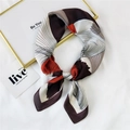 Elegante foulard in seta con motivi geometrici arancioni e marroni annodato con stile - 6 Linee 3D Rosso Arancio