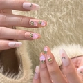 Unghie finte rosa pesca con decorazioni 3D glitterate su sfondo di pelliccia sintetica - Stile con Colla (JP3016)