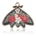 Pendentif papillon de nuit en émail avec détails tête de mort et fleurs rouge et noir - Mite Fleur de Crâne