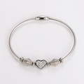 Detalle de pulsera para mujer de cable de acero con dije de corazón y cristales brillantes - Color Acero