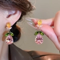 Dettaglio dell'orecchino con gemma rosa a goccia e accenti di foglie verdi in oro - Orecchini con perno in argento-Oro-Multicolore