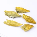 Dettaglio di campioni di tormalina dorata a forma di piuma su un vassoio bianco - Tormalina di Pavone Gialla Galvanizzata 50-70g