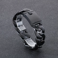 Vista macro del bracciale a catena cubana nera in acciaio inossidabile da 24 mm con chiusura - Nero Spazzolato