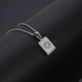 Minimalistische silberne Edelstahlhalskette mit quadratischem Perlmutt-Anhänger Buchstabe O - Silber Buchstabe O