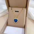 Detail einer goldenen Herz-Halskette mit tiefblauem Edelstein und funkelnden Kristallen - Goldene Kette Dunkelblauer Herzanhänger (G318)