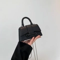 Mini sac à main en cuir noir grainé avec base incurvée et bandoulière en chaîne - Noir
