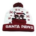 Details einer gestrickten Weihnachtsmütze mit Santa Paws Motiv und LED-Steuerknopf - Einheitsgröße / Weihnachts-Bulldogge